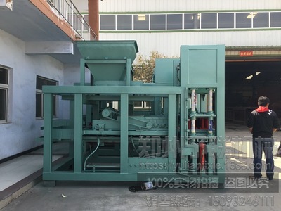 小型水泥免燒磚機(jī) 環(huán)保與效益兼得的新型制磚設(shè)備